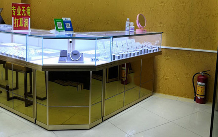 鴻鈦分享小竅門(mén)之珠寶首飾柜臺(tái)選購(gòu)