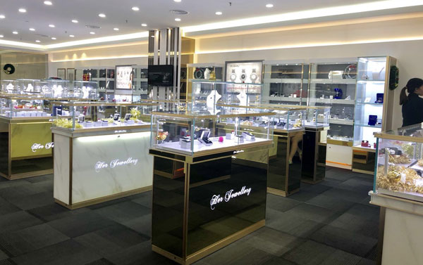 玻璃精品柜材質(zhì)選擇考慮三個(gè)因素 玻璃精品柜材質(zhì)選擇考慮三個(gè)因素